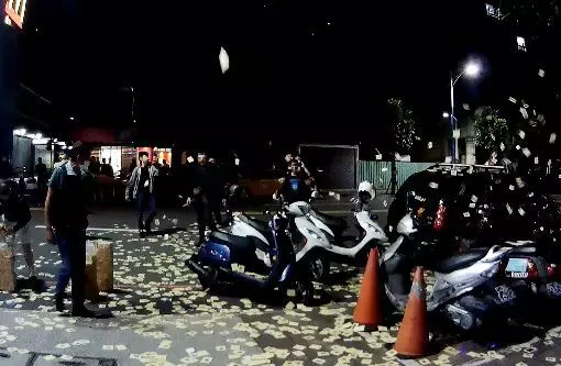 男嬰夭折 爸下跪淚喊:寶寶對不起。醫師淚崩說自己盡力了
