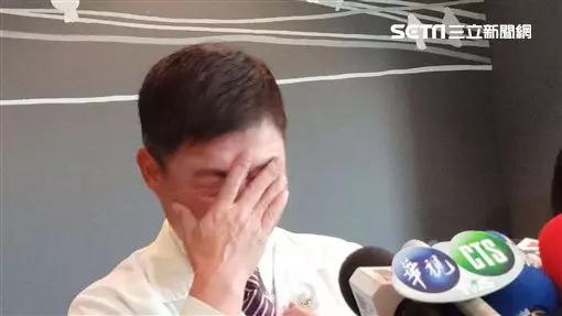 男嬰夭折 爸下跪淚喊:寶寶對不起。醫師淚崩說自己盡力了