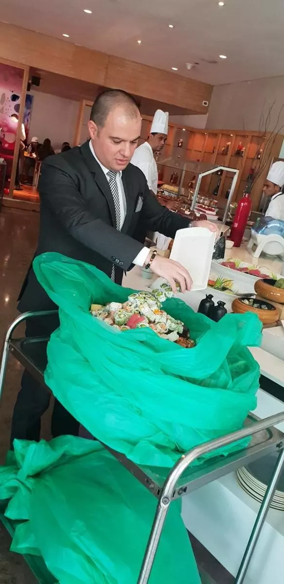 五星級酒店每天扔200斤食物,大廚挑選60斤做狗糧,分給救助站狗狗吃