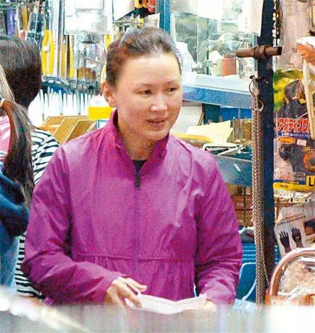 55歲陳秀雯帶兒還夫債十年,跟親妹反目,8年後近照曝光已離婚不做賢妻,網友:早該如此!