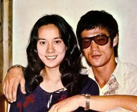 李小龍兒兒照片曝光,兒子28歲已經離世,女兒已經50歲美貌動人!