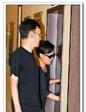 張菲前妻曝光,雖然離婚卻形如一家人,張菲有情有義不愧是老大哥!
