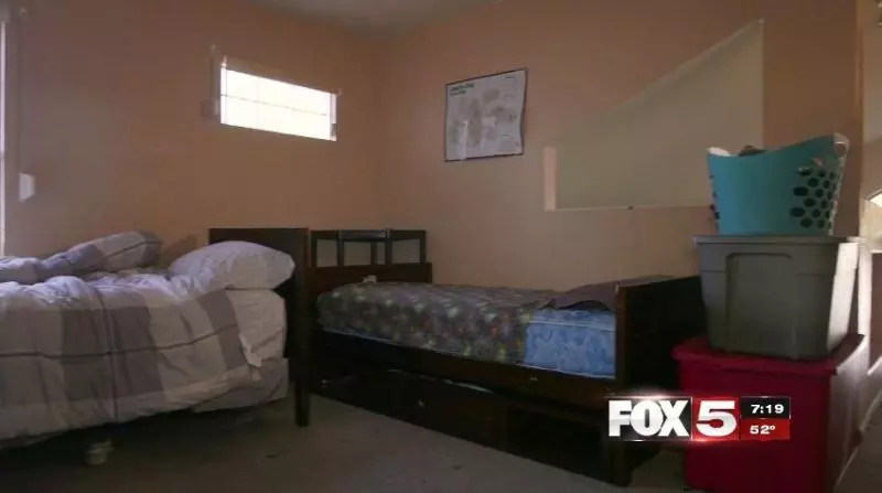 這對夫妻好心領養「鄰居留下的3個小孩」,某天回家竟發現房子變這樣...暖哭上萬人!