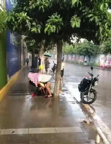 母愛動容!「突下大雨」母子無處可躲,媽媽「用全身擋雨」感動網友~~