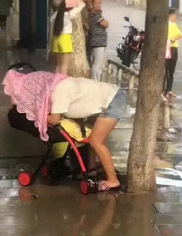 母愛動容!「突下大雨」母子無處可躲,媽媽「用全身擋雨」感動網友~~