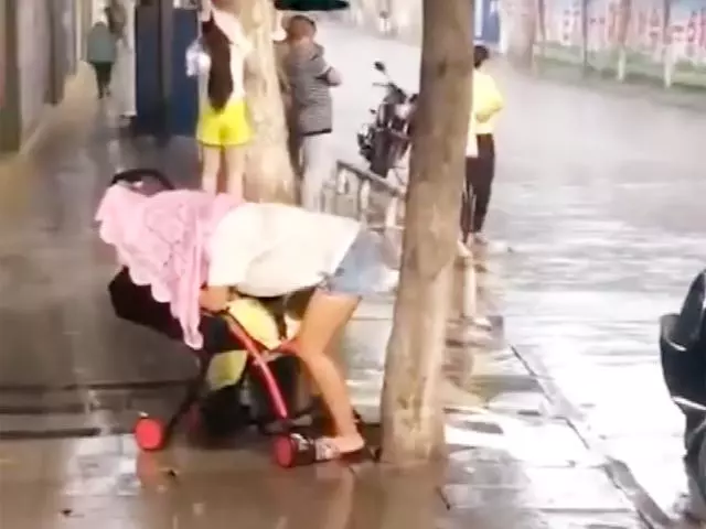 母愛動容!「突下大雨」母子無處可躲,媽媽「用全身擋雨」感動網友~~