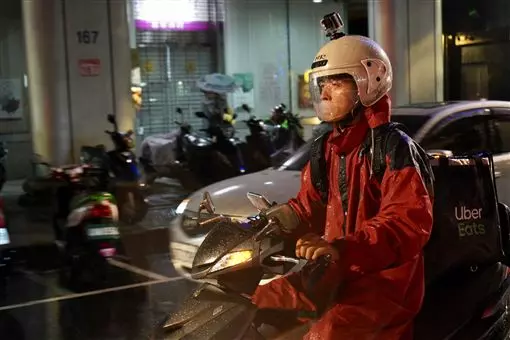 一天工作18小時!黑手爸「深夜兼差當外送員」哽咽:想讓孩子過好日子,硬擠笑容「店裡虧錢也不願收掉」!