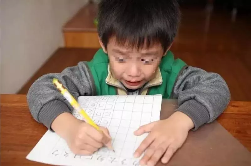 孫子寫作業被罵!奶奶好心疼「隔天帶孫子翹課」,媽媽急哭「一看監視器畫面」網哭:想念我奶奶了~~