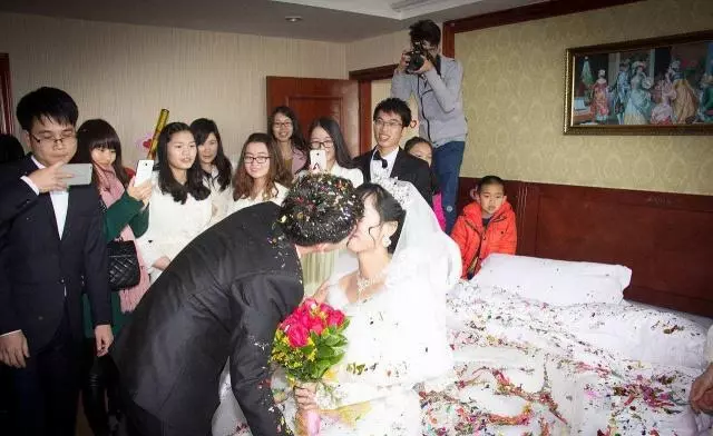 結婚八年妻子才懷孕,打電話給老公報喜忘掛斷,聽到對話她傻了