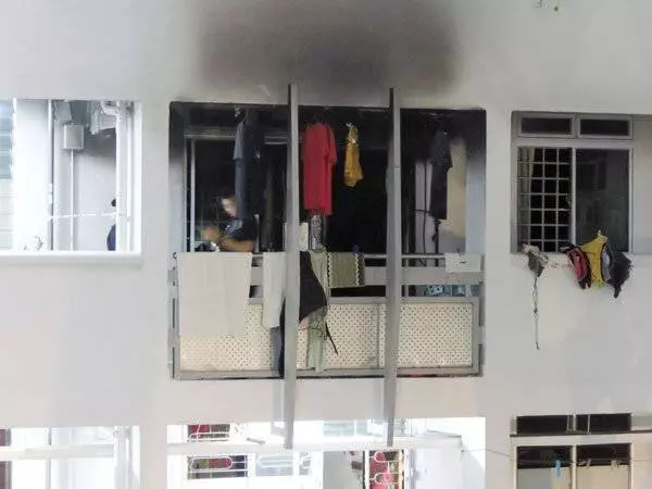 手機充電突起火 , 屋主房客躲房內不敢逃 !