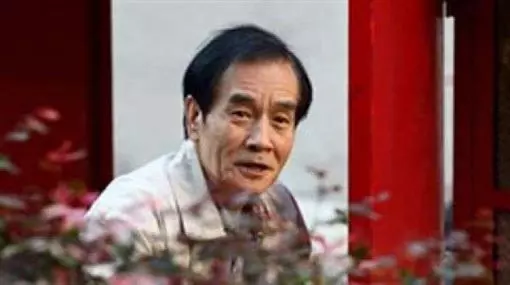 73歲台語小生爆「失智失禁」流落街頭尋親,「與女兒不和10年」獨居安養院晚景淒涼!
