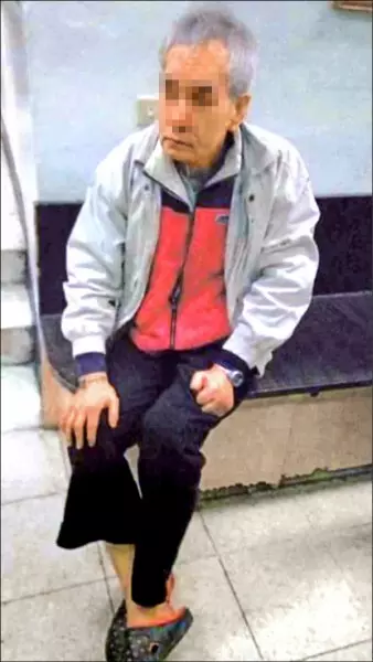 73歲台語小生爆「失智失禁」流落街頭尋親,「與女兒不和10年」獨居安養院晚景淒涼!
