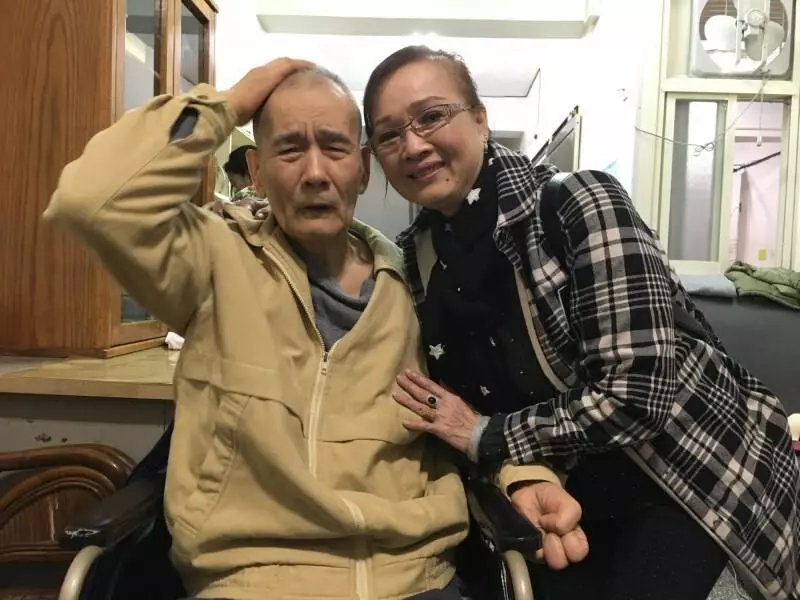 73歲台語小生爆「失智失禁」流落街頭尋親,「與女兒不和10年」獨居安養院晚景淒涼!