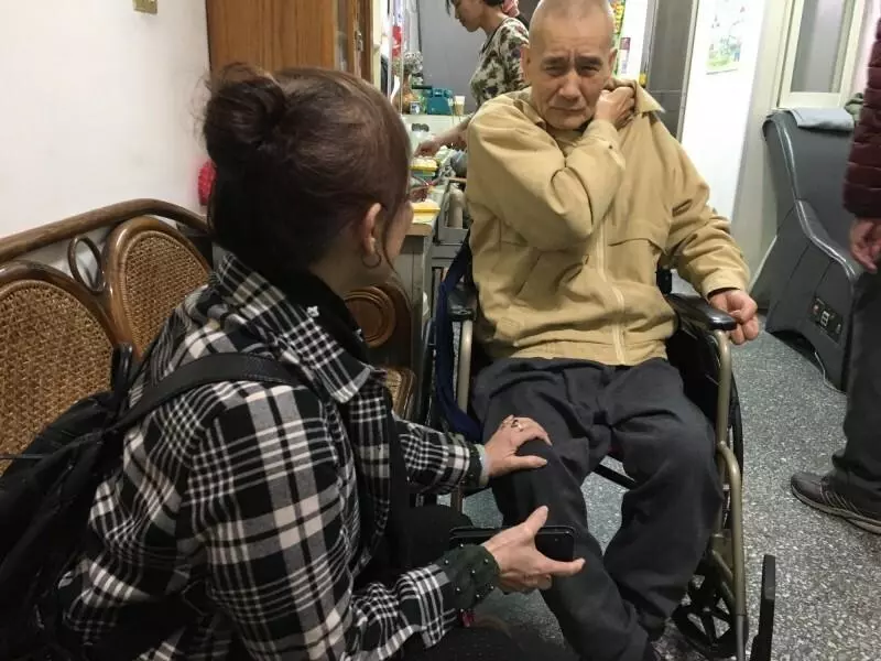 73歲台語小生爆「失智失禁」流落街頭尋親,「與女兒不和10年」獨居安養院晚景淒涼!