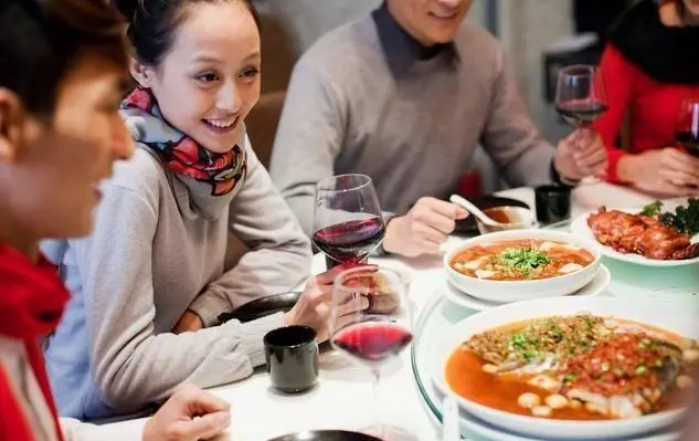 去前夫家看兒子,吃飯時婆婆不停用腳踢我,我紅著臉提復婚