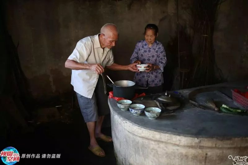 攜手99年!105歲爺爺「5歲娶童養媳」互訂終生,「結婚至今從沒吵架」成最羨慕夫妻~~