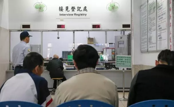 87歲拾荒嬤為救兒「借錢苦籌3萬4」,呆坐監獄會客室「一步也不敢離開」網怒:不孝子沒救了~~