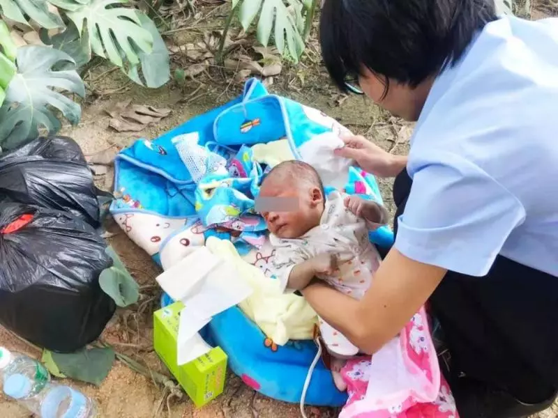 痛心!滿月嬰兒被棄雜草中,民警將他抱起時,面部爬滿螞蟻