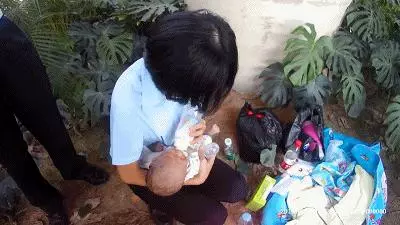 痛心!滿月嬰兒被棄雜草中,民警將他抱起時,面部爬滿螞蟻