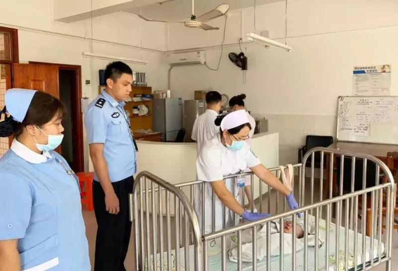 痛心!滿月嬰兒被棄雜草中,民警將他抱起時,面部爬滿螞蟻