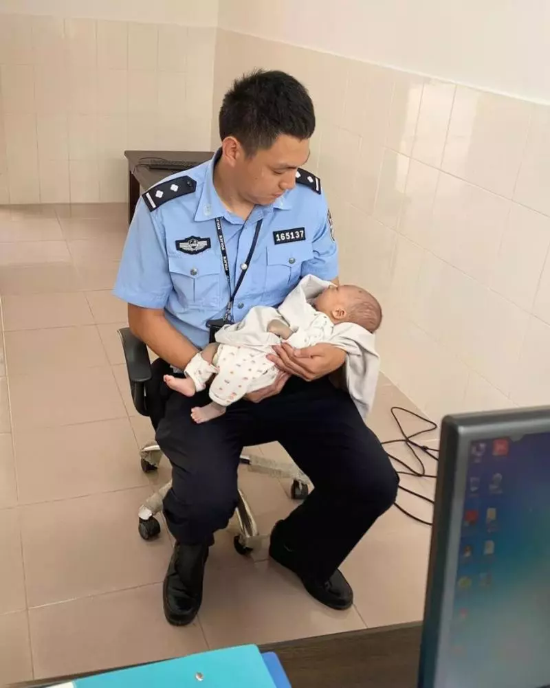 痛心!滿月嬰兒被棄雜草中,民警將他抱起時,面部爬滿螞蟻
