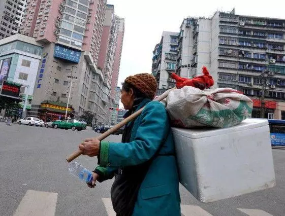 婆婆得了神經病,天天撿破爛,收破爛的說你婆婆跟本就沒瘋