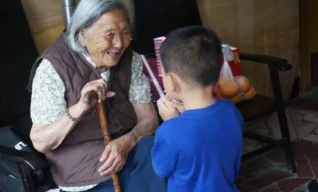 去看孫子兒媳嫌髒不讓進屋,一袋包子打發出門