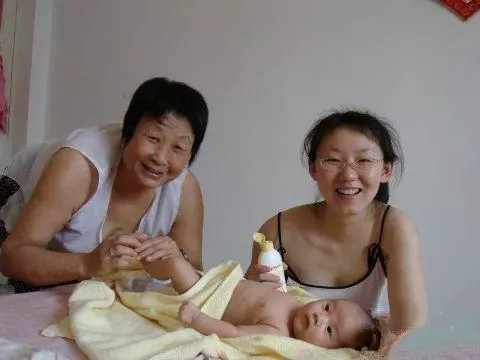 離婚時,婆婆讓媳婦凈身出戶,三年後留學生聚會相見,丈夫想復婚
