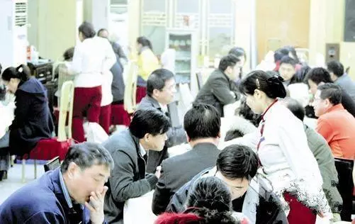 離婚時,婆婆讓媳婦凈身出戶,三年後留學生聚會相見,丈夫想復婚