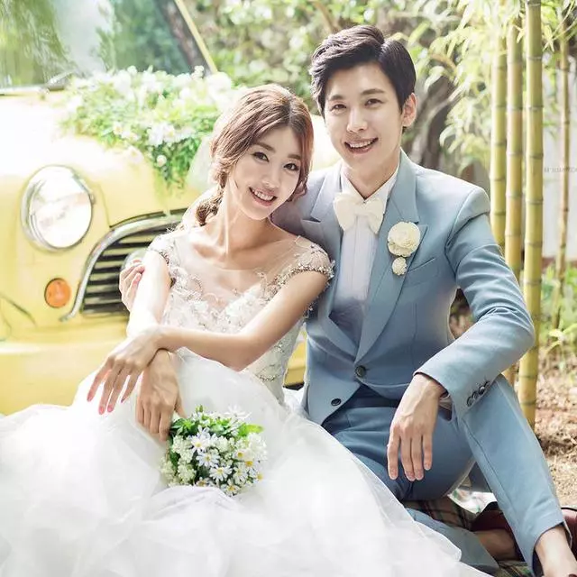 新婚的時候,小姑子拿走嫂嫂的紅包,說為了辦結婚借了很多錢,要拿這些錢去還債