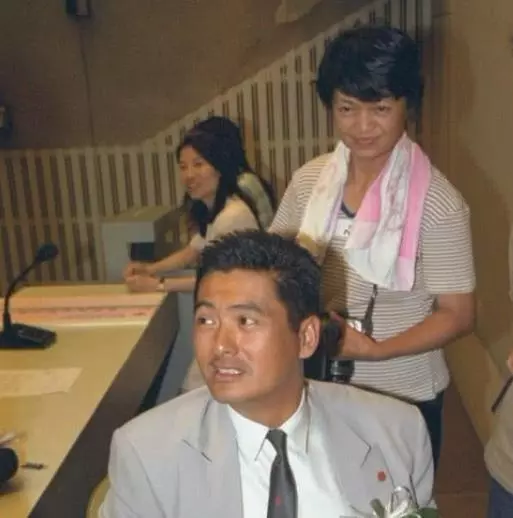 周潤發胞姊曝光和藹可親「外貌複製貼上」 為人低調「喜愛獨來獨往」不靠弟各自打拚