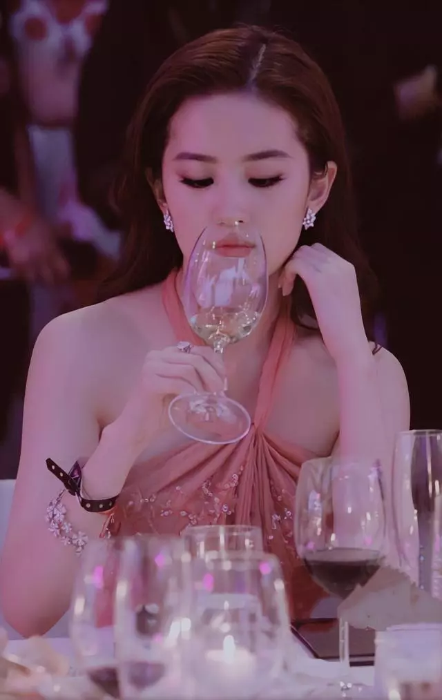 氣質太絕了!劉亦菲一襲紅裙熾烈明艷,根本就是「人間仙女」