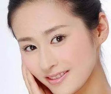 羨慕!天生好命能「享老公福」的女人面相,一生大吉大利:【眉清目秀、耳高於眉、下巴額頭飽滿】