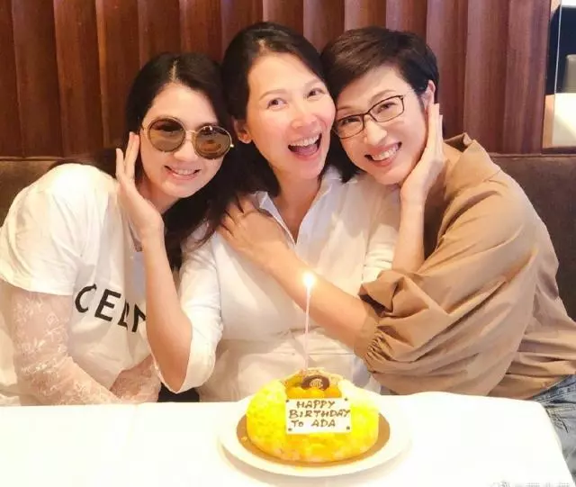 46歲的蔡少芬真厲害!「挺大孕肚」輕鬆劈叉,高抬腿嚇壞網友,腿細得不像話