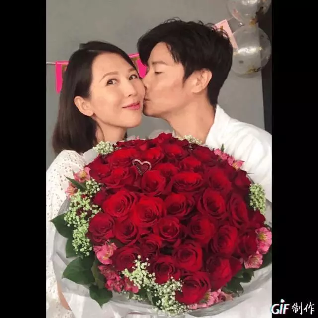 46歲的蔡少芬真厲害!「挺大孕肚」輕鬆劈叉,高抬腿嚇壞網友,腿細得不像話