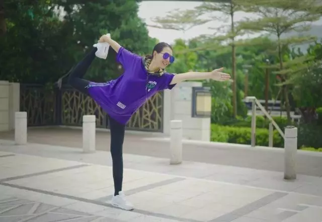 46歲的蔡少芬真厲害!「挺大孕肚」輕鬆劈叉,高抬腿嚇壞網友,腿細得不像話