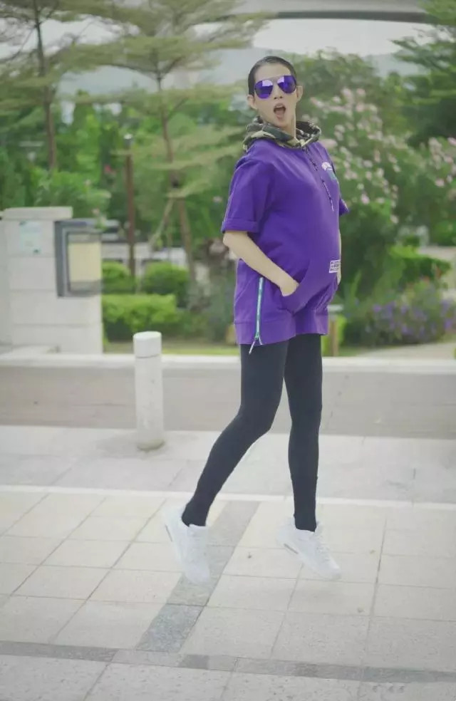 46歲的蔡少芬真厲害!「挺大孕肚」輕鬆劈叉,高抬腿嚇壞網友,腿細得不像話