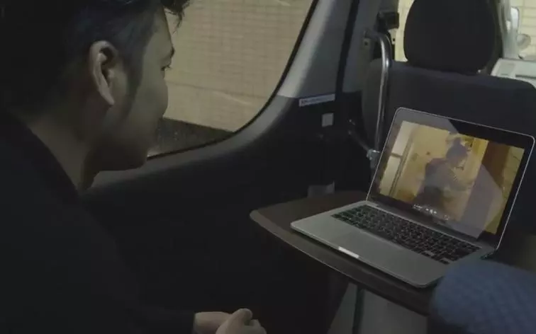 丈夫躲在車內默默監視妻子一天的生活,但直到看見「這一幕」…他才發現以前從來不知道的事實真相!