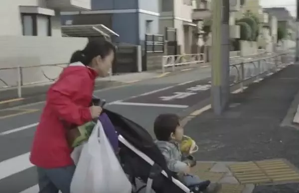 丈夫躲在車內默默監視妻子一天的生活,但直到看見「這一幕」…他才發現以前從來不知道的事實真相!