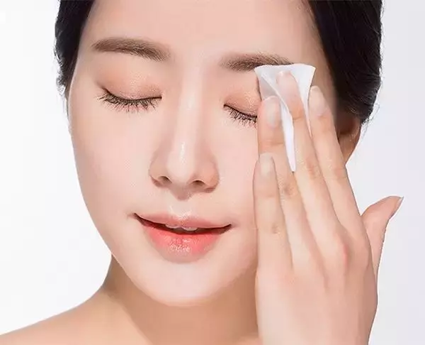 不小心囤積太多護手霜和乳液,過期只能丟掉?別太浪費了,它們的「妙用」可大著呢!