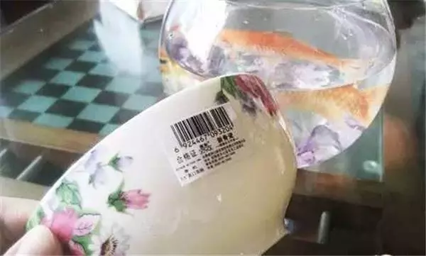 不小心囤積太多護手霜和乳液,過期只能丟掉?別太浪費了,它們的「妙用」可大著呢!