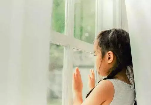 父母鬧離婚!法官問4歲女兒「想跟誰走」答案超揪心,爸媽感情將「影響子女一生」千萬別輕忽