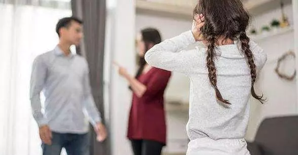 父母鬧離婚!法官問4歲女兒「想跟誰走」答案超揪心,爸媽感情將「影響子女一生」千萬別輕忽