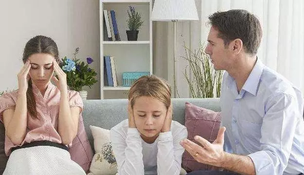 父母鬧離婚!法官問4歲女兒「想跟誰走」答案超揪心,爸媽感情將「影響子女一生」千萬別輕忽