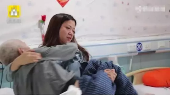 好女孩值得被愛!為照顧「失智養父」寧願單身:你收養我,我贍養你~~