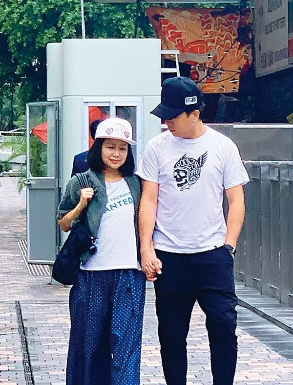 老婆患病症末期,48歲TVB資深藝人又突然遭TVB解僱!雙重打擊 !