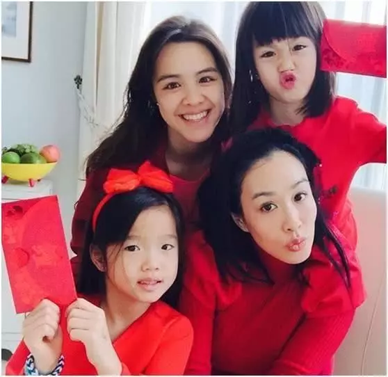 鍾麗緹三個女兒,黎姿三個女兒,邱淑貞三個女兒,差距一目了然 !