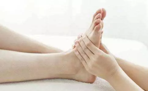 噎到、落枕、腳抽筋、腳麻如何自救?4個秘方一次送給你,花2分鐘學起來,很受用