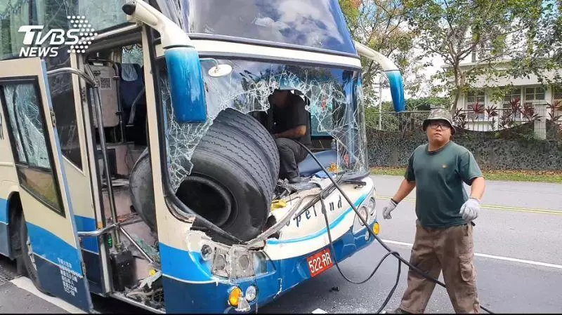 超驚險!砂石車疑輪軸斷輪胎砸遊覽車。真的就差那麼一點點,駕駛差點被輪胎砸中!