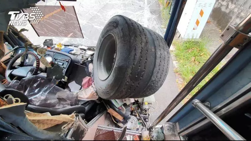 超驚險!砂石車疑輪軸斷輪胎砸遊覽車。真的就差那麼一點點,駕駛差點被輪胎砸中!